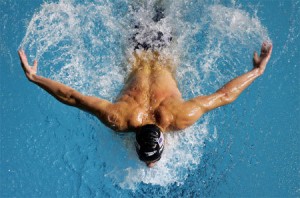 um-homem-que-pratica-natação-um-dos-5-melhores-desportos-para-perder-peso-rápido